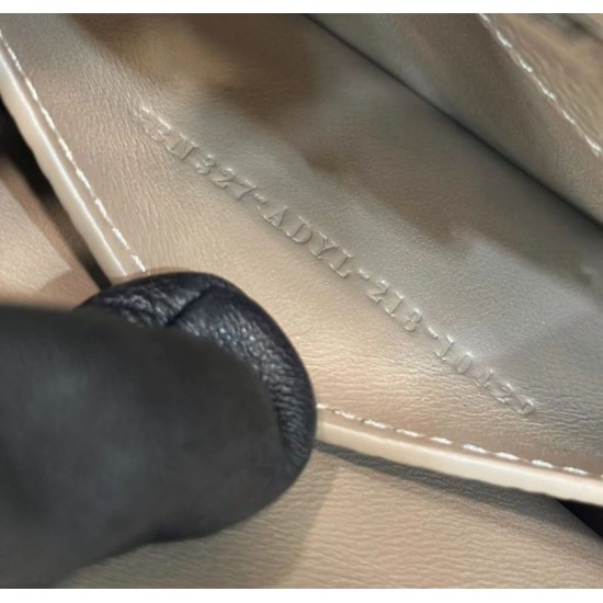 Replica Fendi Peekaboo ISeeU Small Selleria bag with 556 hand-sewn topstitches Gray Replica Fendi Peekaboo ISeeU Small Selleria bag with 556 hand-sewn topstitches Gray