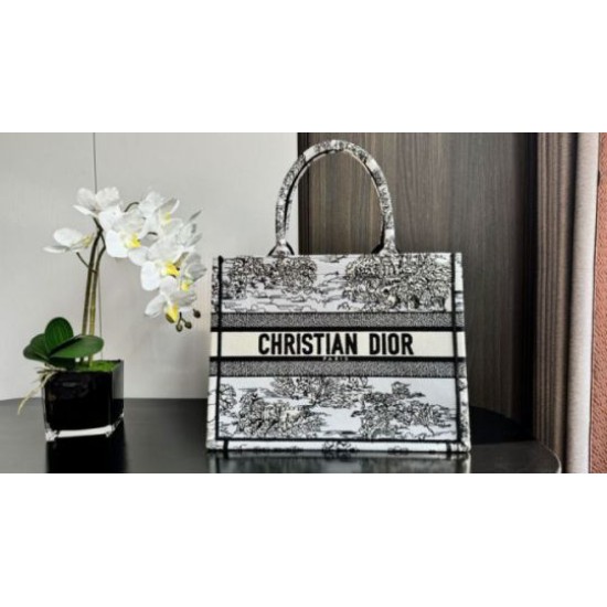 Replica Dior Medium Dior Book Tote Bag Embroidery Toile de Jouy Scotland Motif White/Black Replica Dior Medium Dior Book Tote Bag Embroidery Toile de Jouy Scotland Motif White/Black
