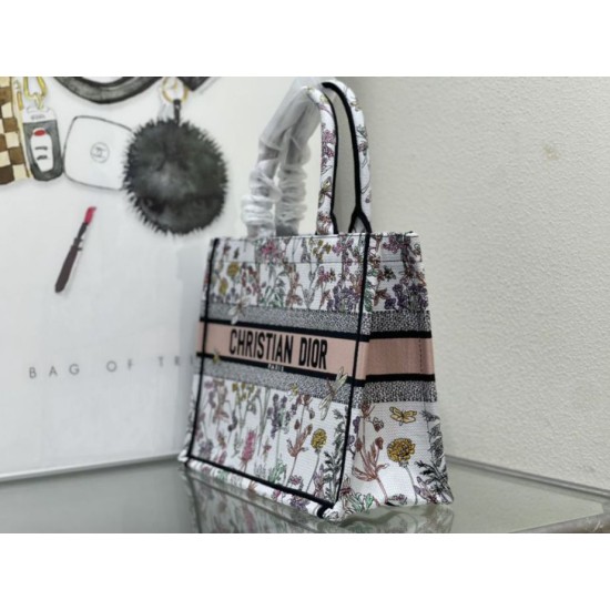 Replica Dior Medium Book Tote Bag Toile de Jouy Flower Embroidery White/Blue Replica Dior Medium Book Tote Bag Toile de Jouy Flower Embroidery White/Blue