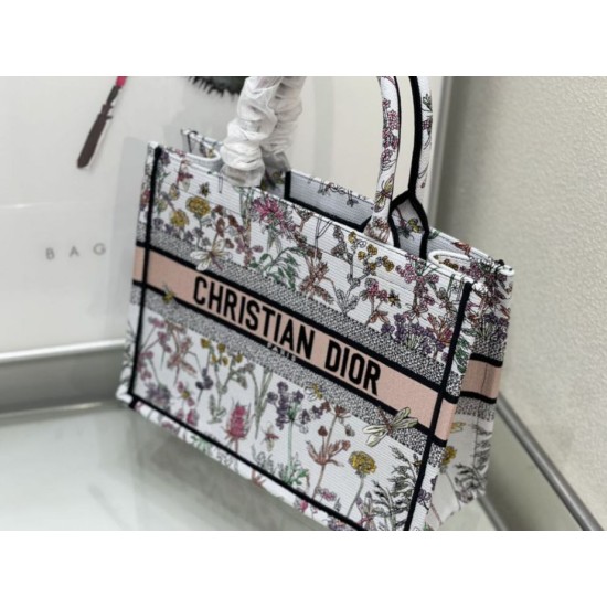 Replica Dior Medium Book Tote Bag Toile de Jouy Flower Embroidery White/Blue Replica Dior Medium Book Tote Bag Toile de Jouy Flower Embroidery White/Blue