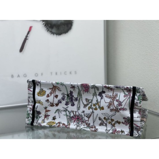 Replica Dior Medium Book Tote Bag Toile de Jouy Flower Embroidery White/Blue Replica Dior Medium Book Tote Bag Toile de Jouy Flower Embroidery White/Blue