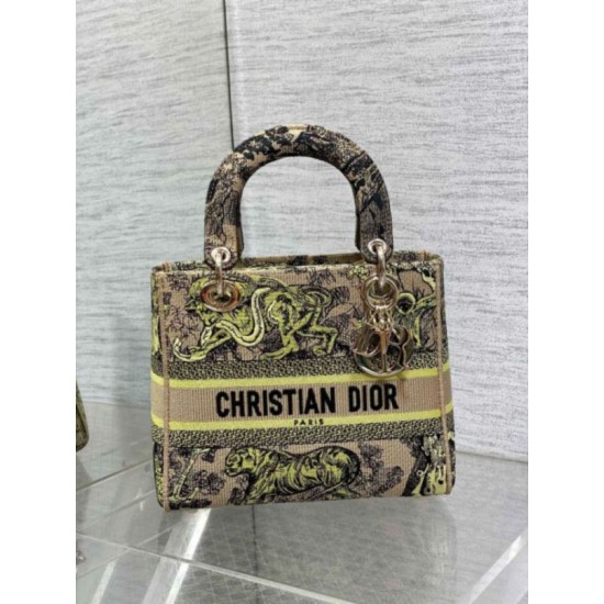Replica Dior Dioriviera Lady D-Lite Medium Bag Raffia with Lime Toile de Jouy Sauvage Embroidery Replica Dior Dioriviera Lady D-Lite Medium Bag Raffia with Lime Toile de Jouy Sauvage Embroidery