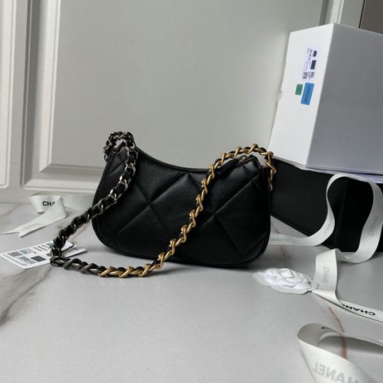 Replica Chanel 19 Clutch With Chain Black AP3763