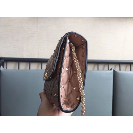 Replica Valentino Rockstud Spike Chain Clutch Poudre Lambskin Replica Valentino Rockstud Spike Chain Clutch Poudre Lambskin