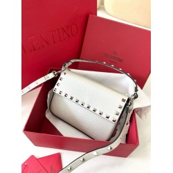 Fake Valentino Rockstud Pouch Bag White Grained Replica Replica Valentino Rockstud Pouch Bag White Grained