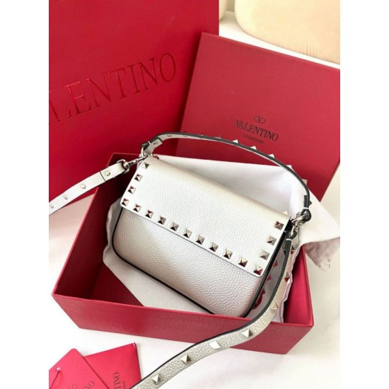 Fake Valentino Rockstud Pouch Bag White Grained Replica Replica Valentino Rockstud Pouch Bag White Grained