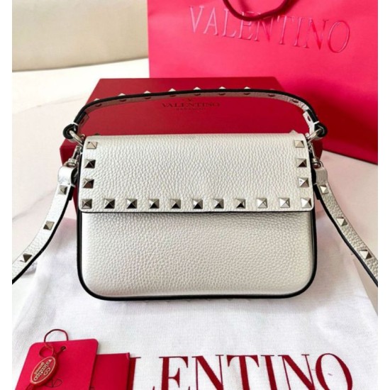 Fake Valentino Rockstud Pouch Bag White Grained Replica Replica Valentino Rockstud Pouch Bag White Grained