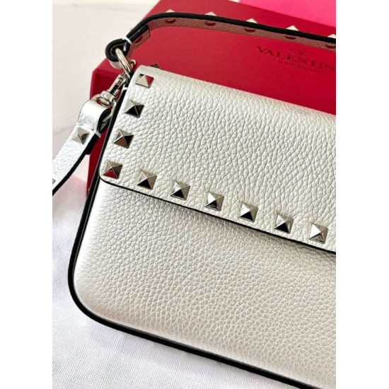 Fake Valentino Rockstud Pouch Bag White Grained Replica Replica Valentino Rockstud Pouch Bag White Grained
