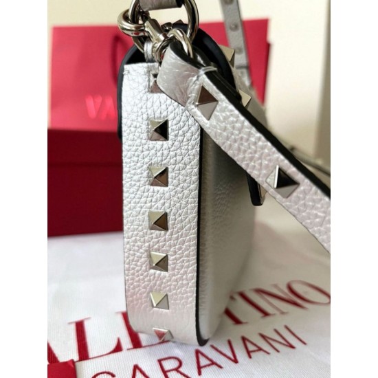 Fake Valentino Rockstud Pouch Bag White Grained Replica Replica Valentino Rockstud Pouch Bag White Grained
