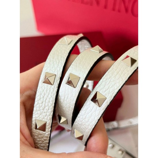 Fake Valentino Rockstud Pouch Bag White Grained Replica Replica Valentino Rockstud Pouch Bag White Grained