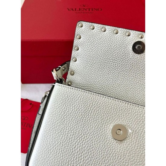 Fake Valentino Rockstud Pouch Bag White Grained Replica Replica Valentino Rockstud Pouch Bag White Grained