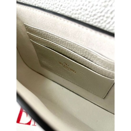 Fake Valentino Rockstud Pouch Bag White Grained Replica Replica Valentino Rockstud Pouch Bag White Grained