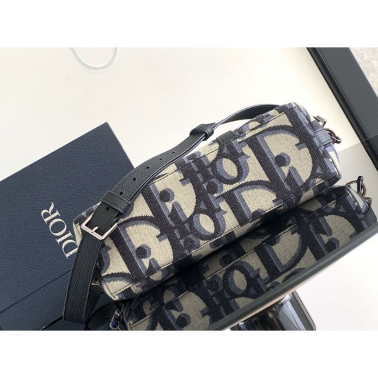 Replica Dior Weekender 25 Bag Beige Maxi Dior Oblique Jacquard Replica Dior Weekender 25 Bag Beige Maxi Dior Oblique Jacquard