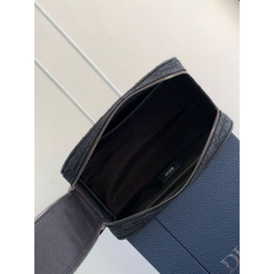Replica Dior Toiletry Bag in Dior Black Oblique Jacquard Replica Dior Toiletry Bag in Dior Black Oblique Jacquard