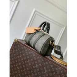 Super Clone Replica Louis Vuitton Keepall Bandoulière 25 Bag M26930 Men's Green Top Replica Louis Vuitton Keepall Bandoulière 25 Bag M26930 Men's Green