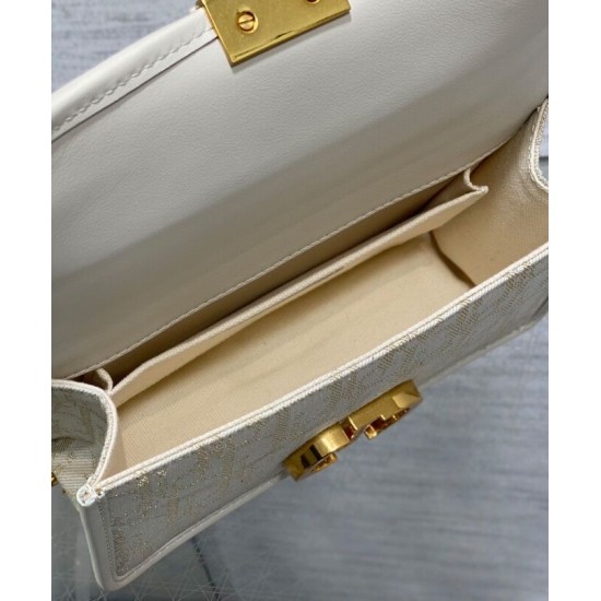 Replica Dior 30 Montaigne East-West Bag Dior Oblique denim With Chain Cream Replica Dior 30 Montaigne East-West Bag Dior Oblique denim With Chain Cream