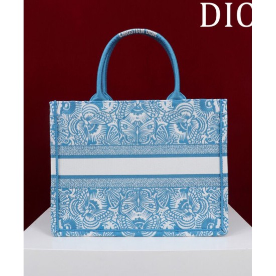 Replica Dior Medium Dior Book Tote M1286 embroidered with the celestial D-Butterfly Paisley motif blue/white Fake Replica Dior Medium Dior Book Tote M1286 embroidered with the celestial D-Butterfly Paisley motif blue/white Fake