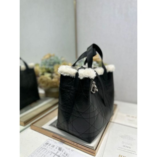 Super Clone Replica DiorAlps small/medium tote bag in Dior Toujours Vertical with macrocannage stitching and black wool trim Top Replica DiorAlps small/medium tote bag in Dior Toujours Vertical with macrocannage stitching and black wool trim