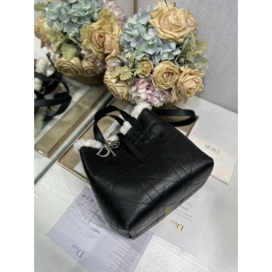 Super Clone Replica DiorAlps small/medium tote bag in Dior Toujours Vertical with macrocannage stitching and black wool trim Top Replica DiorAlps small/medium tote bag in Dior Toujours Vertical with macrocannage stitching and black wool trim