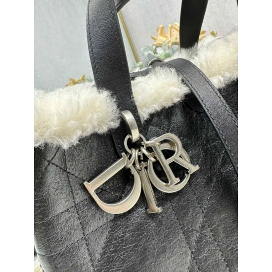 Super Clone Replica DiorAlps small/medium tote bag in Dior Toujours Vertical with macrocannage stitching and black wool trim Top Replica DiorAlps small/medium tote bag in Dior Toujours Vertical with macrocannage stitching and black wool trim