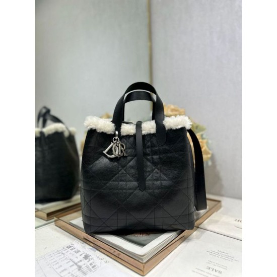 Super Clone Replica DiorAlps small/medium tote bag in Dior Toujours Vertical with macrocannage stitching and black wool trim Top Replica DiorAlps small/medium tote bag in Dior Toujours Vertical with macrocannage stitching and black wool trim