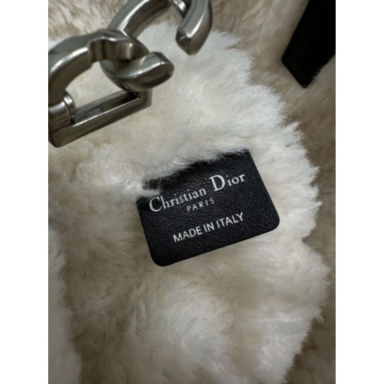 Super Clone Replica DiorAlps small/medium tote bag in Dior Toujours Vertical with macrocannage stitching and black wool trim Top Replica DiorAlps small/medium tote bag in Dior Toujours Vertical with macrocannage stitching and black wool trim