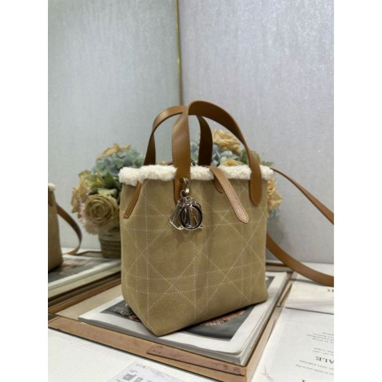 Super Clone Replica DiorAlps small/medium tote bags Dior Toujours Vertical with Macrocannage stitching and Apricot wool trim Top Replica DiorAlps small/medium tote bags Dior Toujours Vertical with Macrocannage stitching and Apricot wool trim