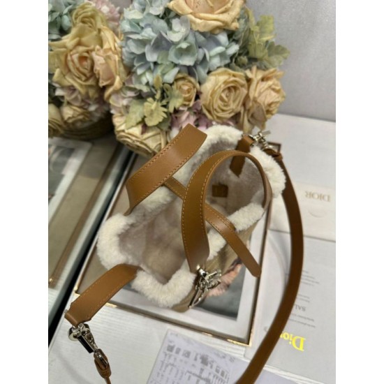 Super Clone Replica DiorAlps small/medium tote bags Dior Toujours Vertical with Macrocannage stitching and Apricot wool trim Top Replica DiorAlps small/medium tote bags Dior Toujours Vertical with Macrocannage stitching and Apricot wool trim