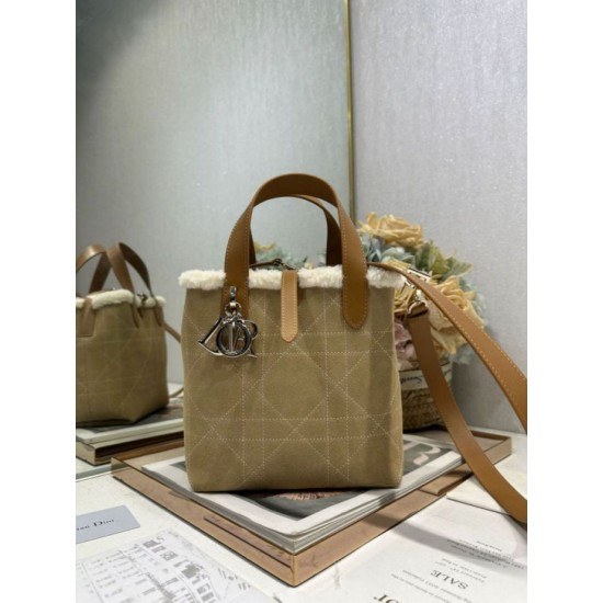 Super Clone Replica DiorAlps small/medium tote bags Dior Toujours Vertical with Macrocannage stitching and Apricot wool trim Top Replica DiorAlps small/medium tote bags Dior Toujours Vertical with Macrocannage stitching and Apricot wool trim