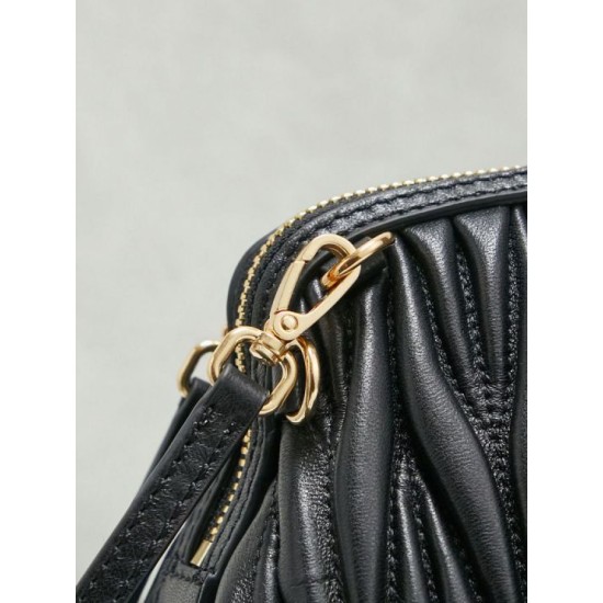 1:1 Replica Miu Miu Caprice Quilted Nappa Clutch 5BF130 Black Knockoff