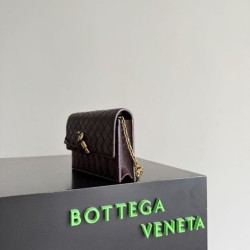 Mirror Quality Replica Andiamo Crossbody Bag by Bottega Veneta on a Burgundy Chain Clone