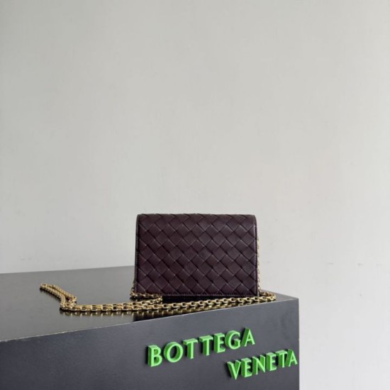 Mirror Quality Replica Andiamo Crossbody Bag by Bottega Veneta on a Burgundy Chain Clone