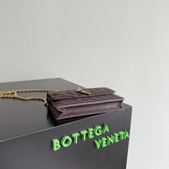 Mirror Quality Replica Andiamo Crossbody Bag by Bottega Veneta on a Burgundy Chain Clone