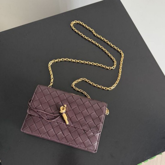 Mirror Quality Replica Andiamo Crossbody Bag by Bottega Veneta on a Burgundy Chain Clone