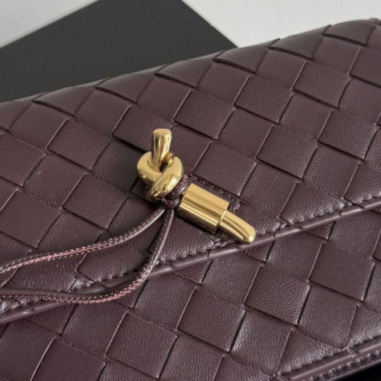 Mirror Quality Replica Andiamo Crossbody Bag by Bottega Veneta on a Burgundy Chain Clone