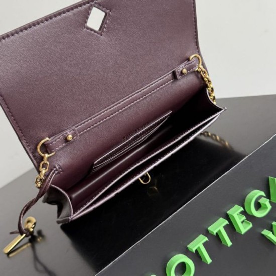 Mirror Quality Replica Andiamo Crossbody Bag by Bottega Veneta on a Burgundy Chain Clone