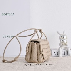 Mirror Quality Replica Bottega Veneta Notturno Intrecciato Shoulder Bag Beige Clone
