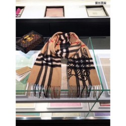 Replica Gucci Classic Cashmere Scarf in Check and Lace Camel