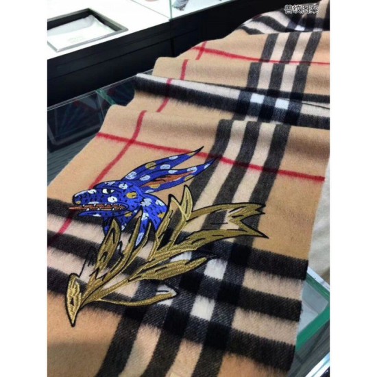 Replica Gucci Classic Cashmere Scarf with Beasts Motif Camel Replica Gucci Classic Cashmere Scarf with Beasts Motif Camel