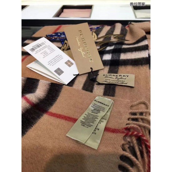 Replica Gucci Classic Cashmere Scarf with Beasts Motif Camel Replica Gucci Classic Cashmere Scarf with Beasts Motif Camel