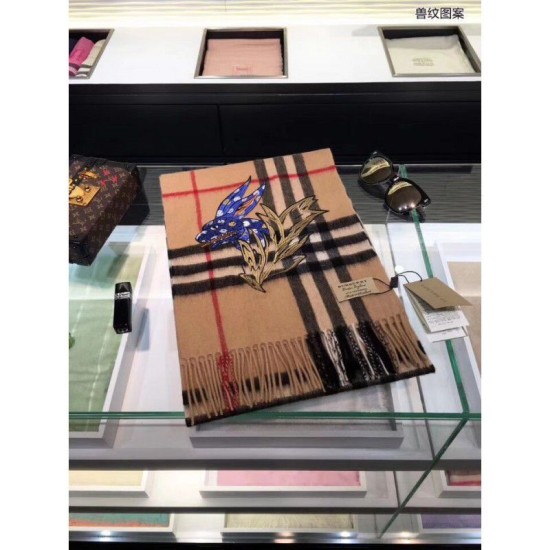 Replica Gucci Classic Cashmere Scarf with Beasts Motif Camel Replica Gucci Classic Cashmere Scarf with Beasts Motif Camel
