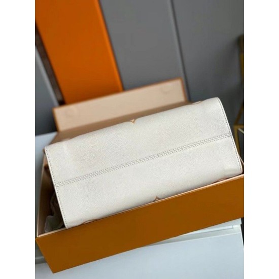 Fake Louis Vuitton OnTheGo MM Bag  By The Pool M45717 Replica