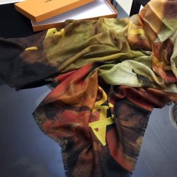 Replica Louis Vuitton  Monogram Shawl Light M70611